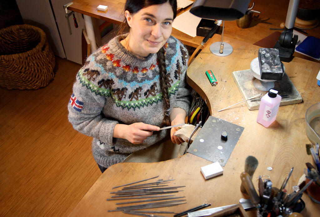 Goldschmiedin Christja Tritschler in ihrer Werkstatt