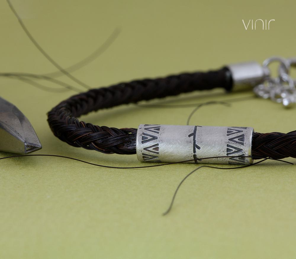 Armband aus eigenen Pferdehaaren mit individueller Perle, Namen, Worte, Runen, Muster. Vinir Schmuckwerkstatt